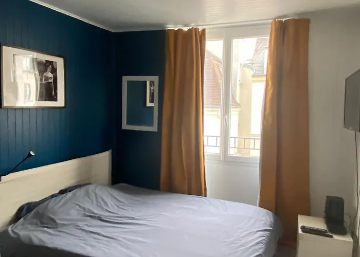 Bright Central Flat Paris